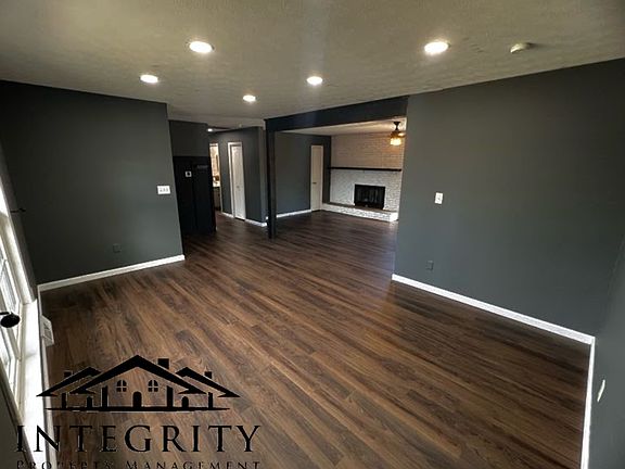 4th image of 8 Dogwood Dr