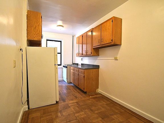 5th image of 655 Pelham Pkwy N APT 1E