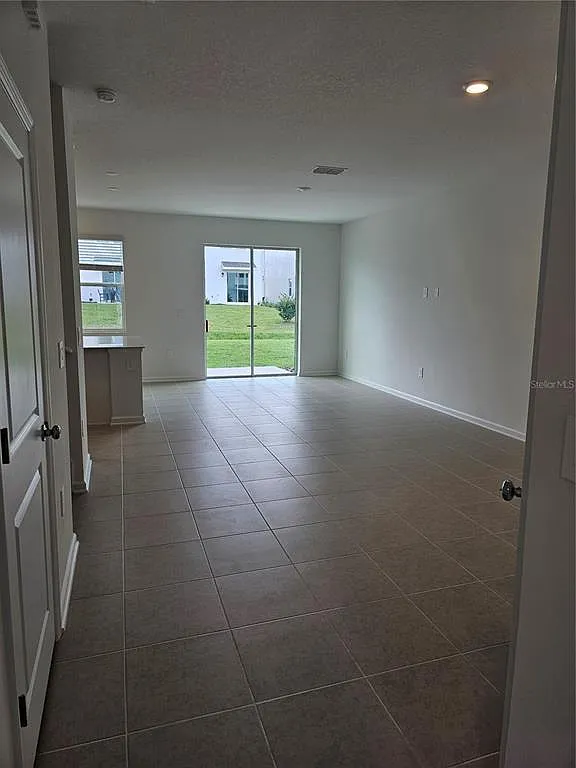 3 bed, 2.5 bath, 1689 sqft, $2,300 — Photo 4