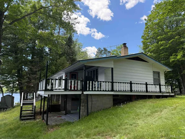 131 Elvira Dr, Crystal Falls, MI 49920