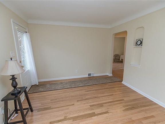 4th image of 3314 Torrington Ave