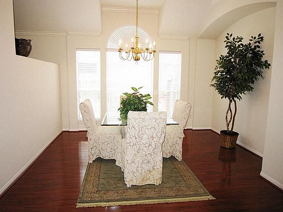 5th image of 122 Greenridge Cir