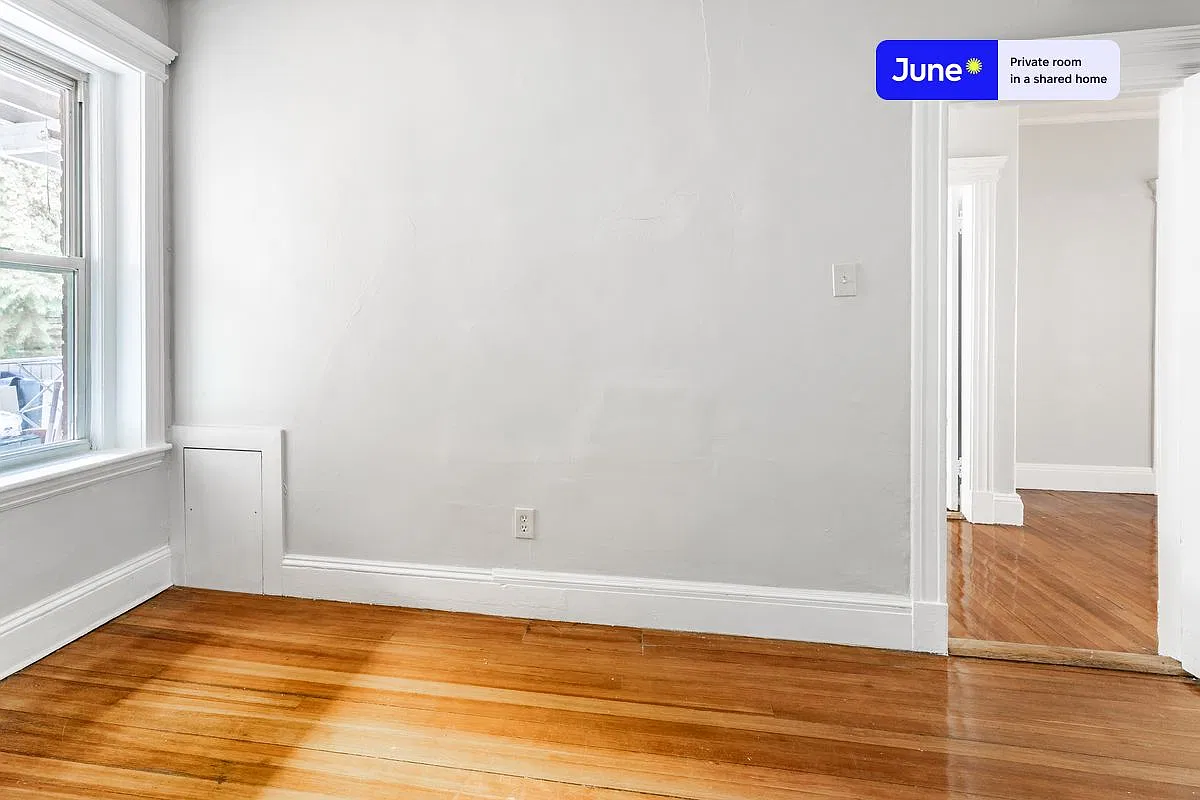 Queen bedroom in 4 bed/2 bath home in Brookline #1286 A — Photo 3