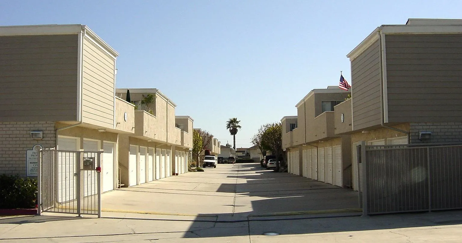 Huntington Harbour Villas — Photo 3