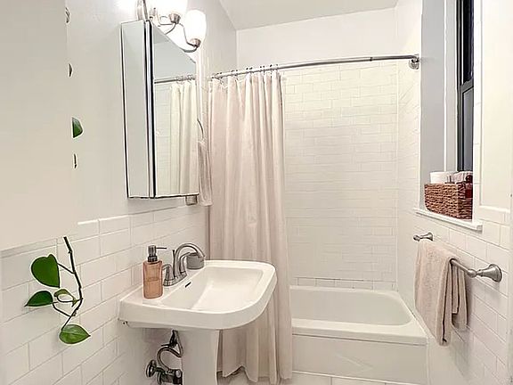 4th image of 219 E 94th St APT 3b