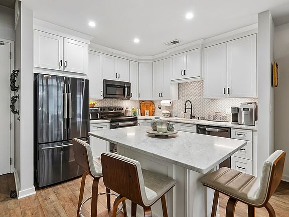 4th image of 600 12th Ave S APT 513