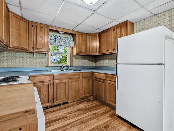 4th image of 40 Lakeview Boulevard