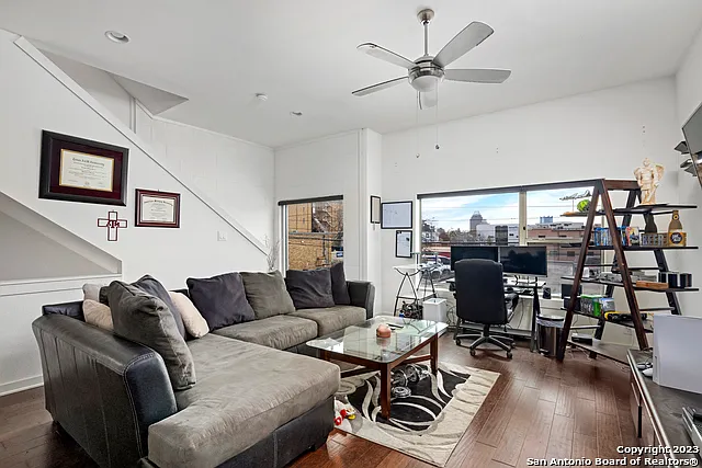 223 W Laurel — Photo 9