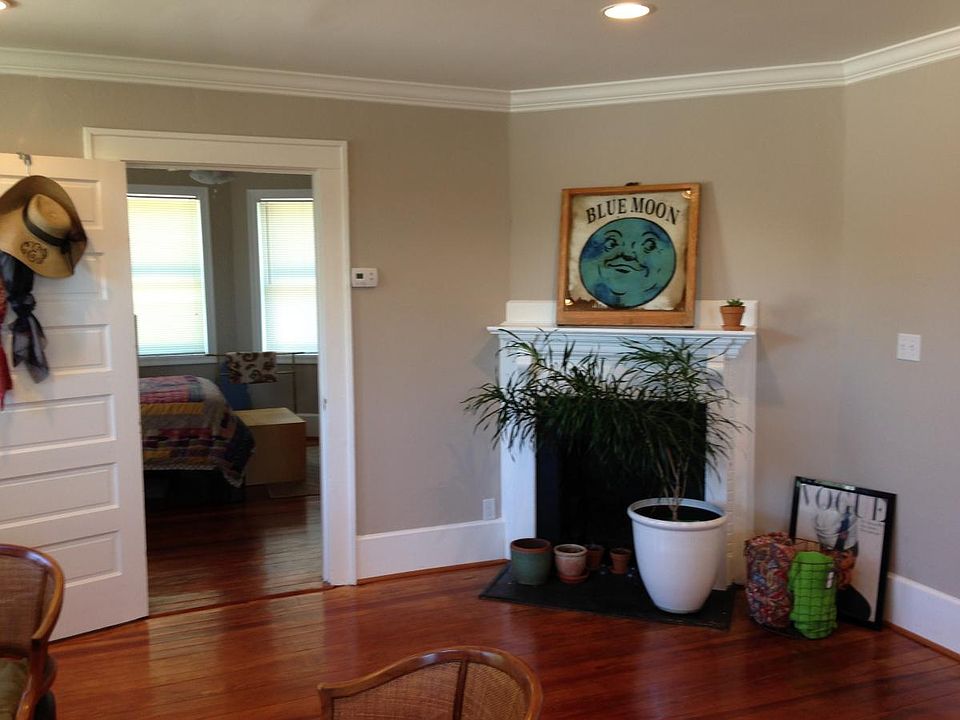 Living room w/ non-working fireplace