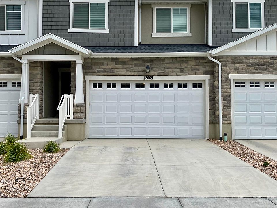 Like-new Townhouse with 2 car garage and 2 car driveway