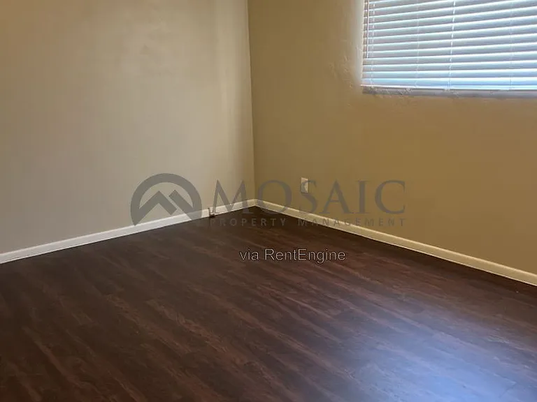 921 W 19th St — Photo 11