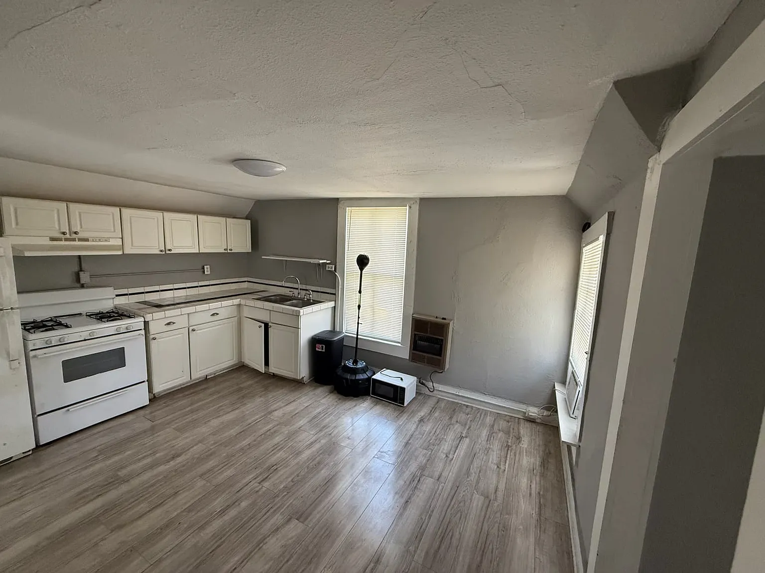 Studio, 800 sqft, $899 — Photo 3