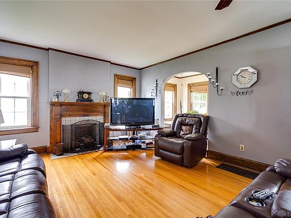 5th image of 239 Windsor Ave