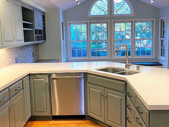 4th image of 827-10 1/2 St SW