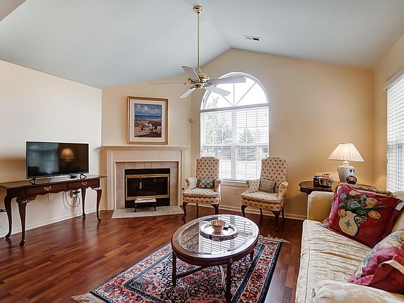 3rd image of 419 Chardonnay Ln