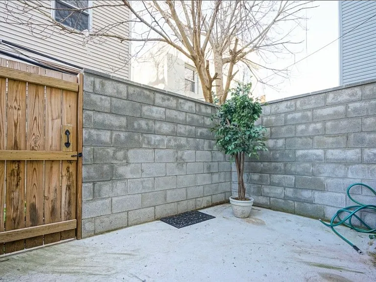 1833 Gerritt St — Photo 31