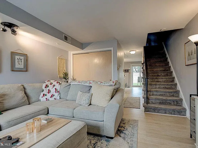 903 Valley Dr — Photo 2