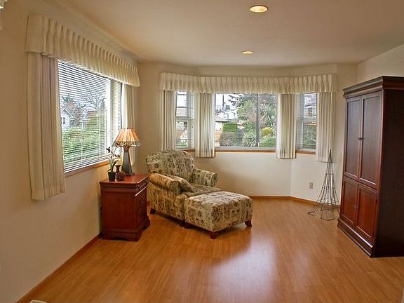 Spacious and sunny living room 