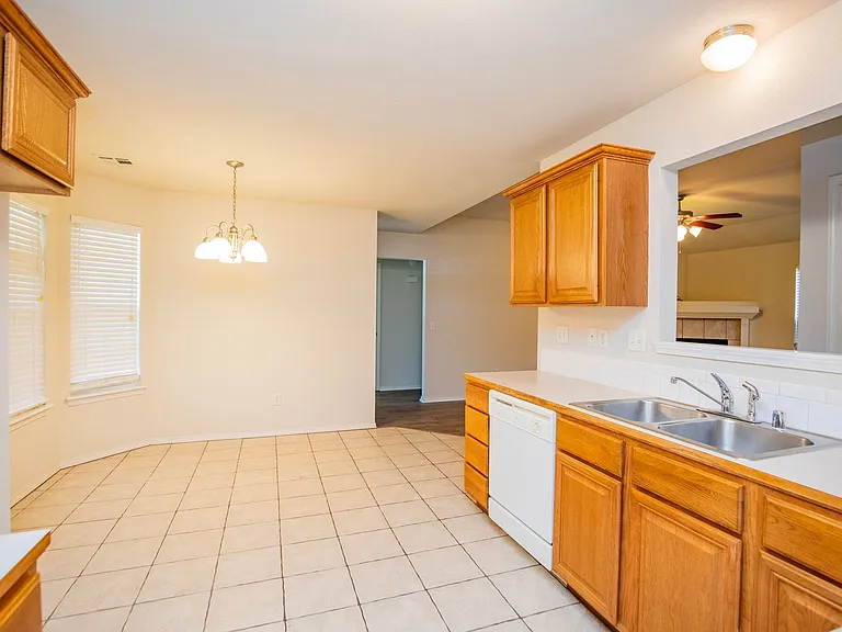 610 Maplewood Dr — Photo 10