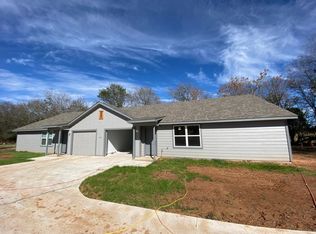 300 Pendergrass St #B, Smithville, TX 78957