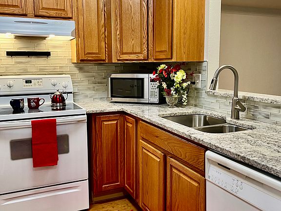 4th image of 321 N Eagle Glen Ln