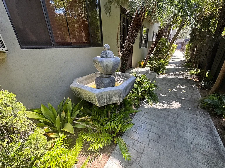 828 N Martel Ave #2 — Photo 30