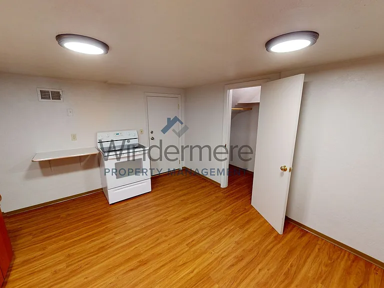 240 E Poplar St — Photo 10