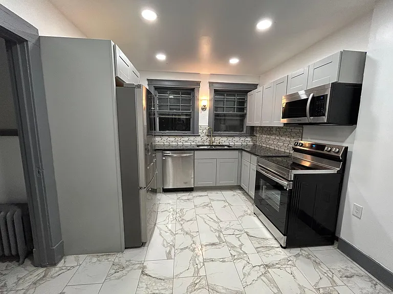 142 Oak St — Photo 1