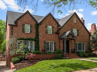 8116 University Dr, Saint Louis, MO 63105