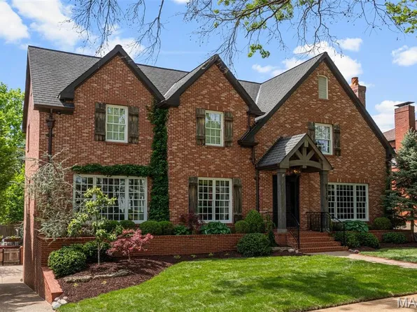 8116 University Dr, Saint Louis, MO 63105