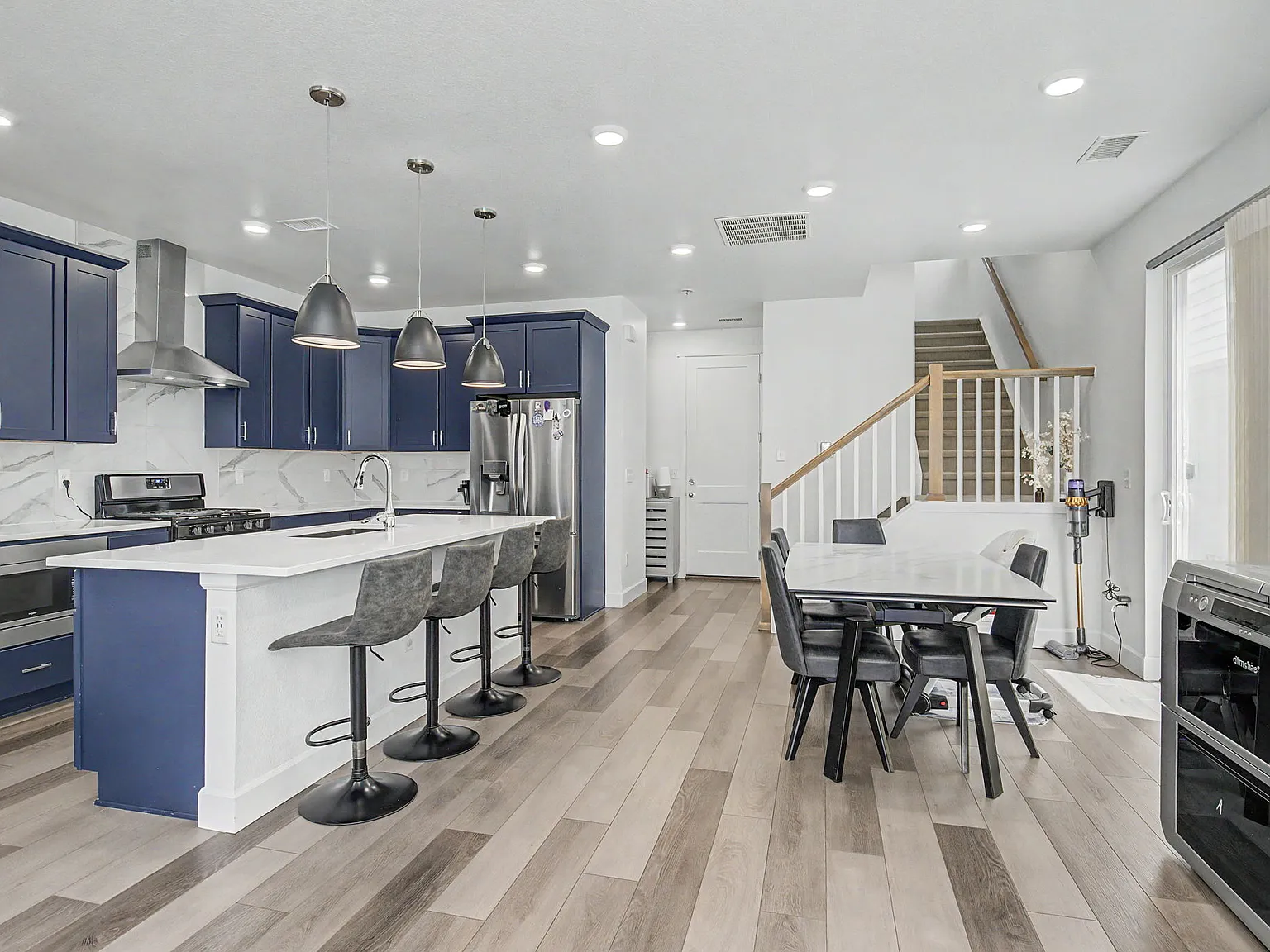 5 bed, 3.5 bath, 2622 sqft, $3,345 — Photo 3