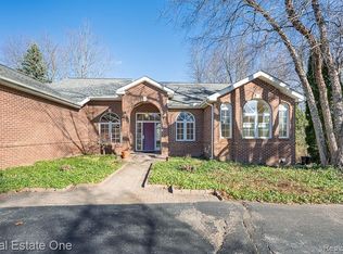 5181 Stonehenge Dr, Rochester, MI 48306