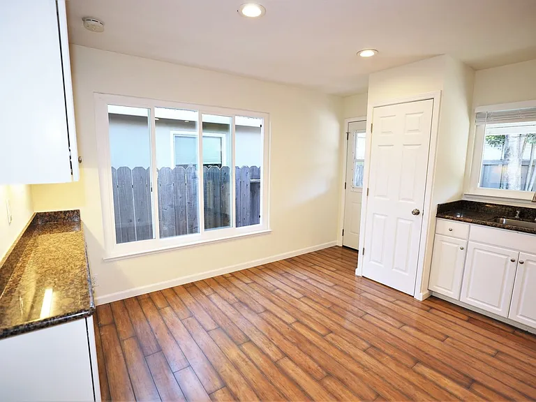 Beautifully updated 2 bed/1 bath Duplex in Redwood City with yard Available NOW! — Photo 6