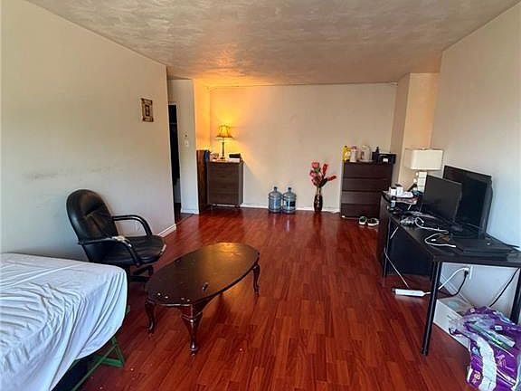 5th image of 449 Hazel St #5