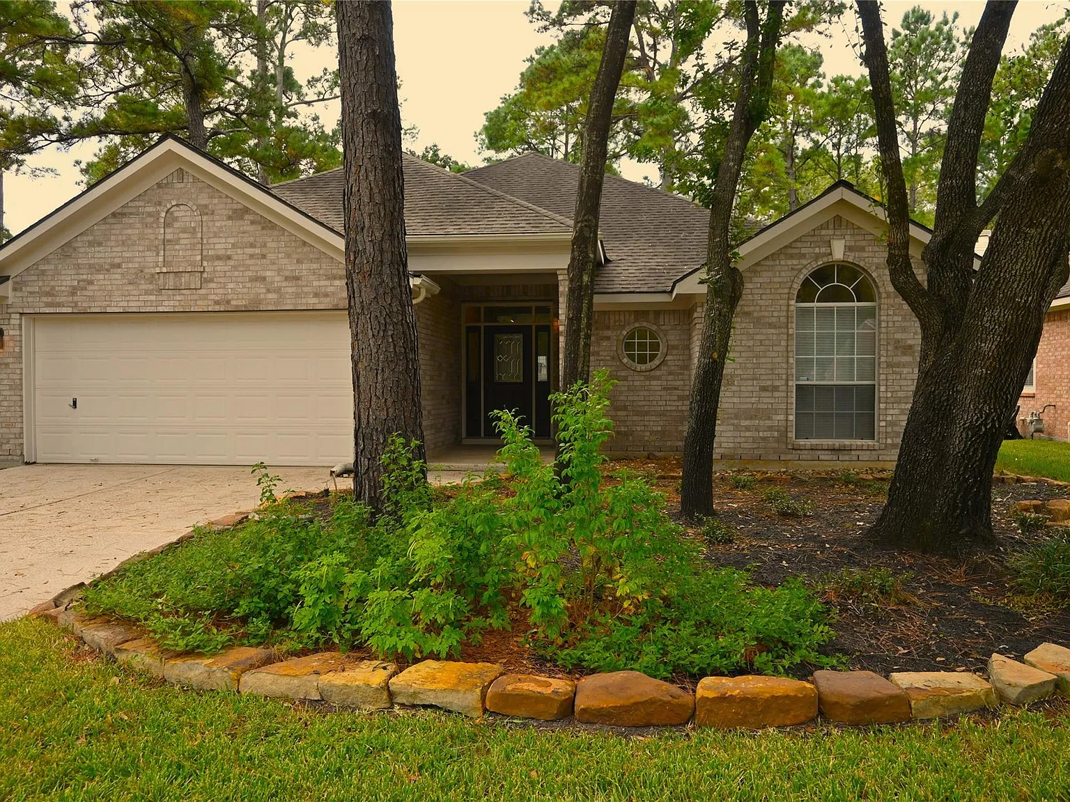 3 bed, 2.0 bath, 2041 sqft, $2,400 — Photo 2