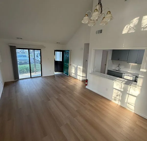 2807 Hawthorn Ct — Photo 2