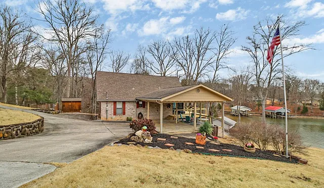 165 Lakeshore Ct — Photo 1