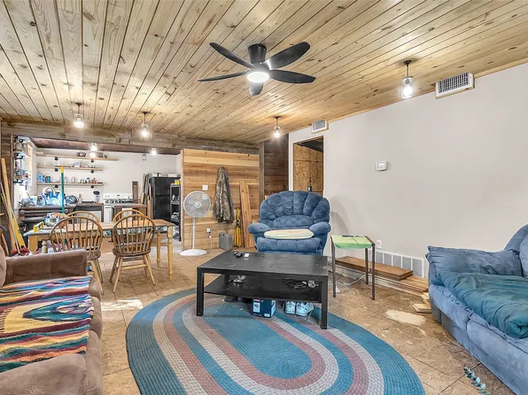 131 Baff Bay Dr, Mabank, TX 75156