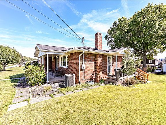 2nd image of 208 Sherwood Cir