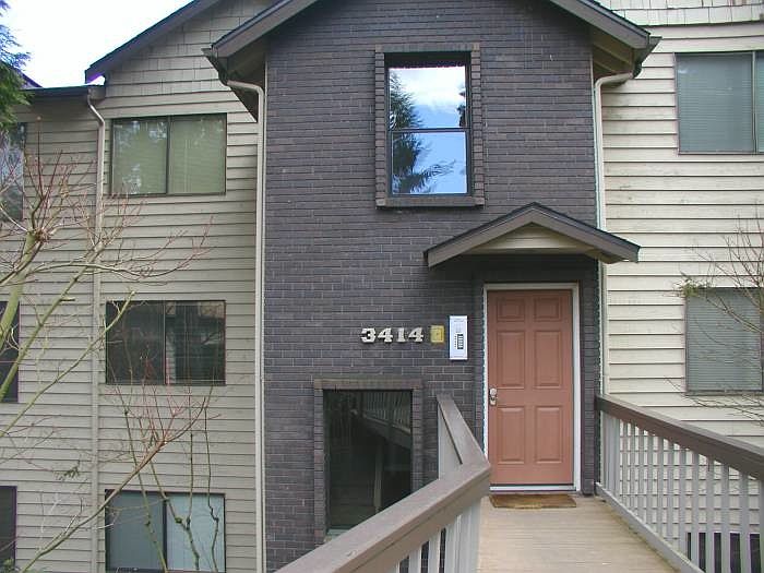 Entryway, unit left center