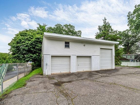 4th image of 255 Fairview Ave