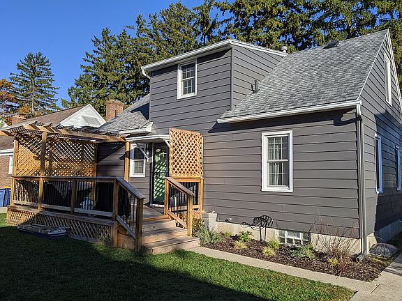 5th image of 916 Nevada St SE