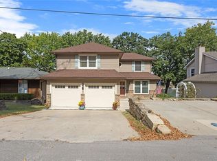 941 NW South Shore Dr, Lake Waukomis, MO 64151