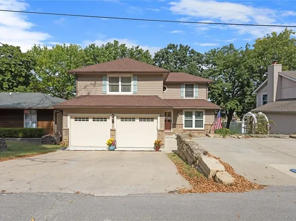 941 NW South Shore Dr, Lake Waukomis, MO 64151