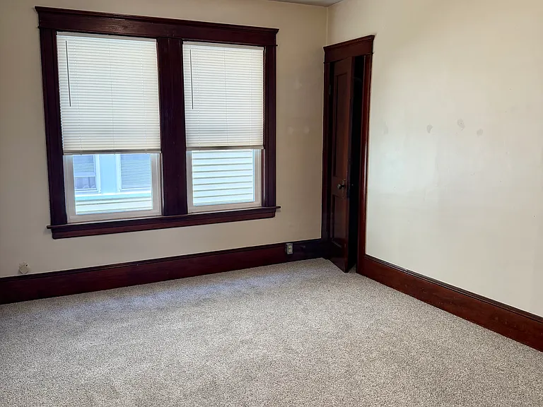 302 Burnside Ave #2 — Photo 9