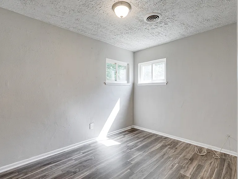 2106 Wood St — Photo 16