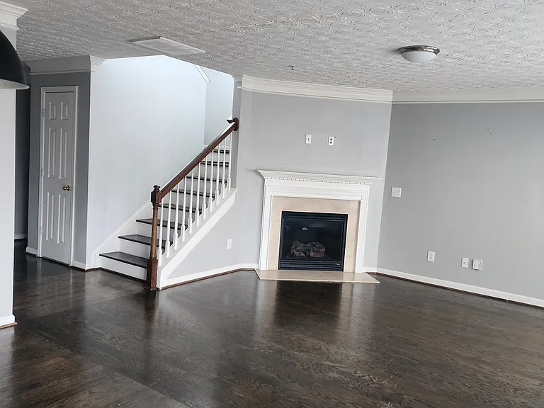 351 Roseglen Dr — Photo 7