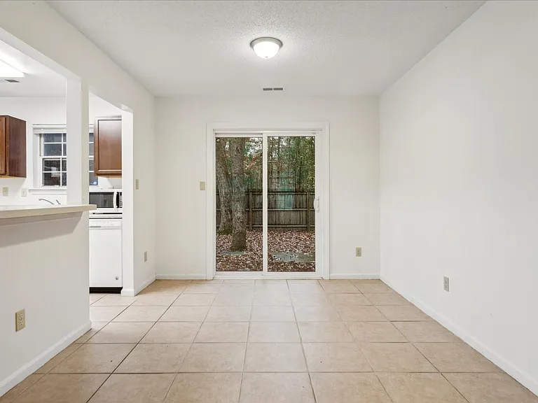 215 Old Bridge Ct — Photo 9