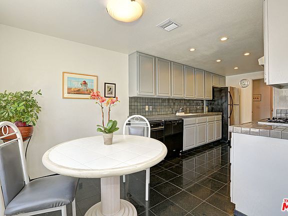 5th image of 1840 Veteran Ave APT 302
