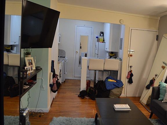 5th image of 324 E 6th St APT 3